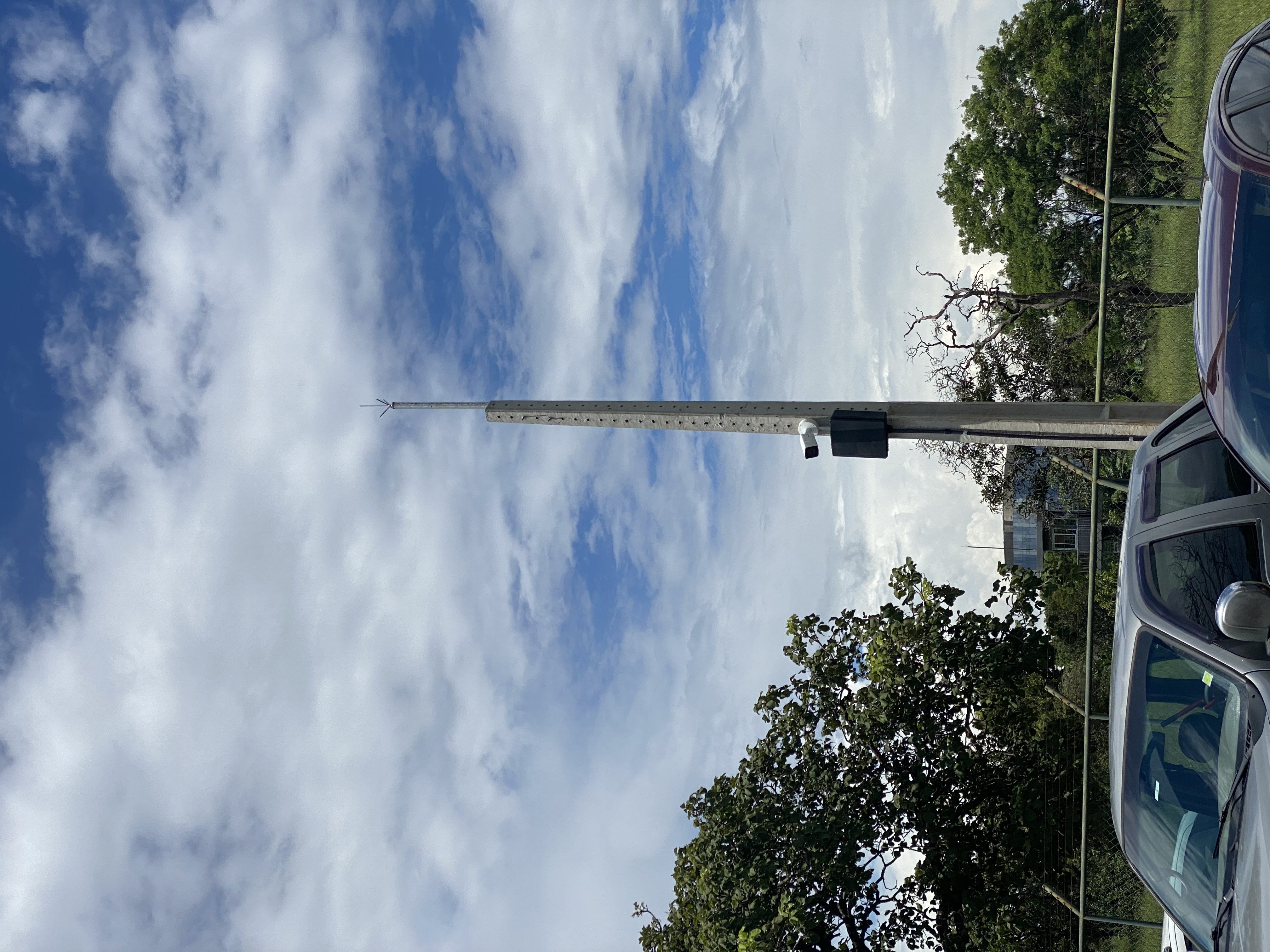 Poste de câmera de videomonitoramento e proteção elétrica no STJ